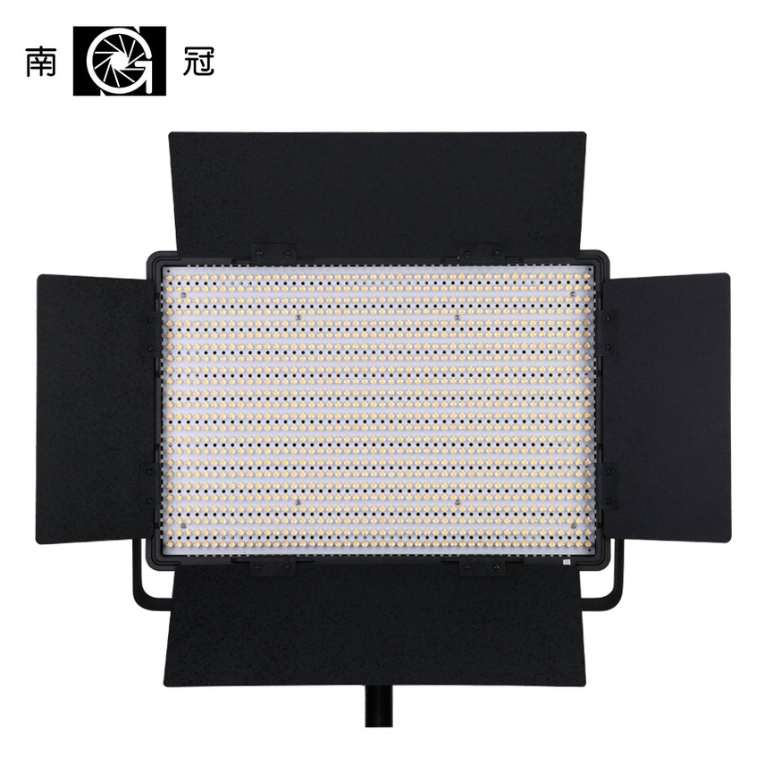 を Nanguang CN-1200SA LED 5600  - Video Light Panel Led のレビューと価格