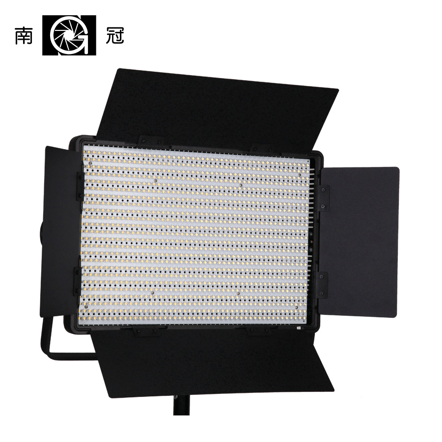 を Nanguang CN-1200SA LED 5600  - Video Light Panel Led のレビューと価格